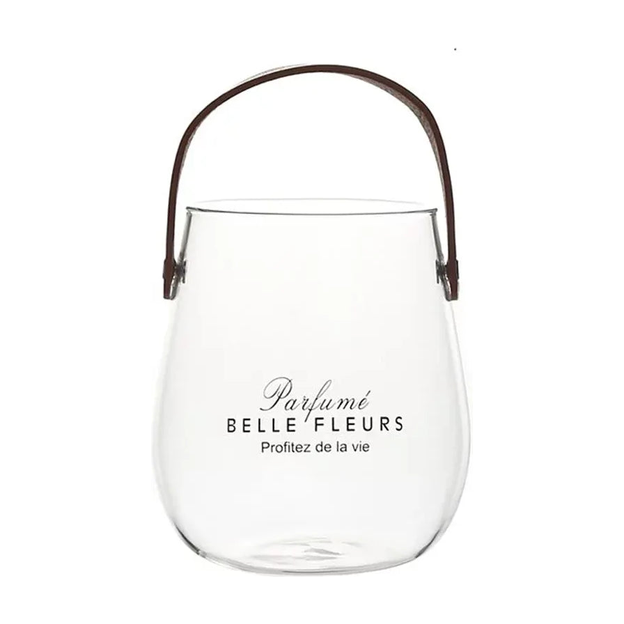 日式手提透明玻璃花瓶，瓶身印有Parfumé BELLE FLEURS英文字样，配有棕色皮质感提手，简约大方。