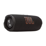 JBL 黑色便携式蓝牙音箱，采用圆柱形织物外壳设计，侧面带有橙色边框的 JBL 标志。