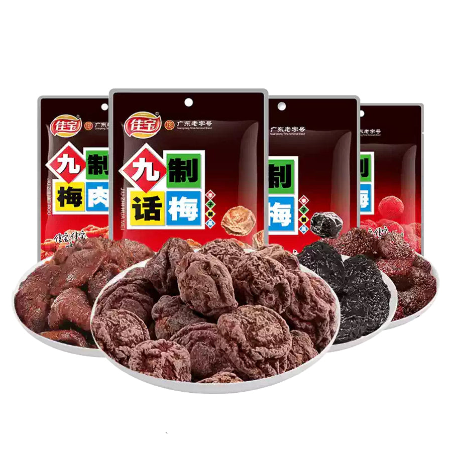 四袋不同口味的佳宝九制系列蜜饯包装，前方白盘中展示了饱满的话梅肉果实。