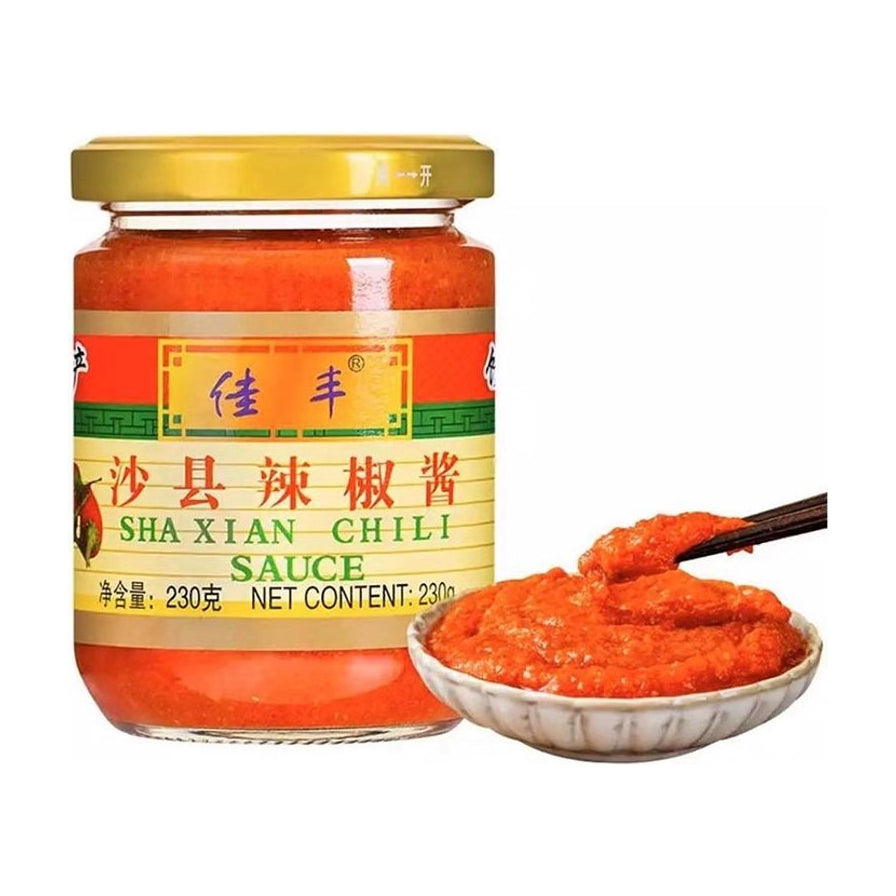 佳丰沙县辣椒酱230g玻璃瓶装，瓶身标签印有佳丰品牌名及沙县辣椒酱中英文，旁边配有一小碟盛出的鲜红辣椒酱。