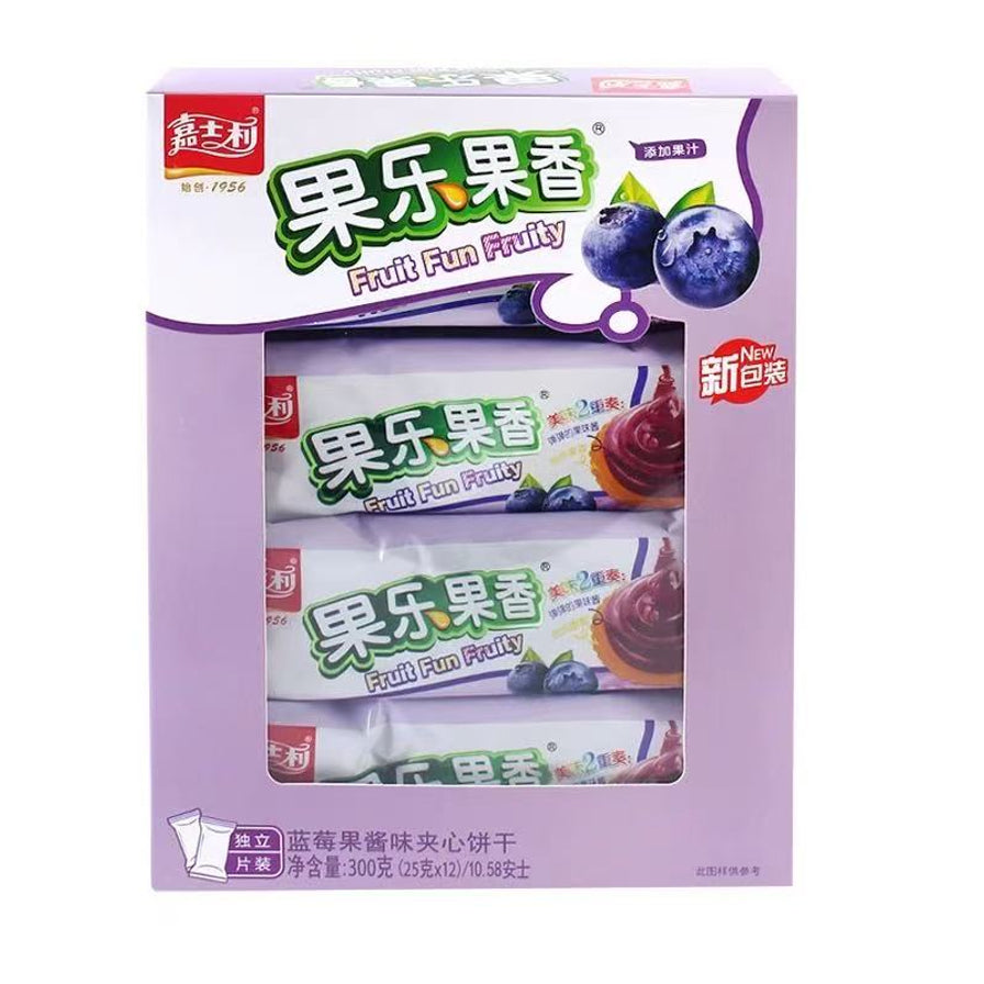 嘉士利果乐果香蓝莓味果酱夹心饼干，紫色包装盒，展示有蓝莓图案和内部独立包装。