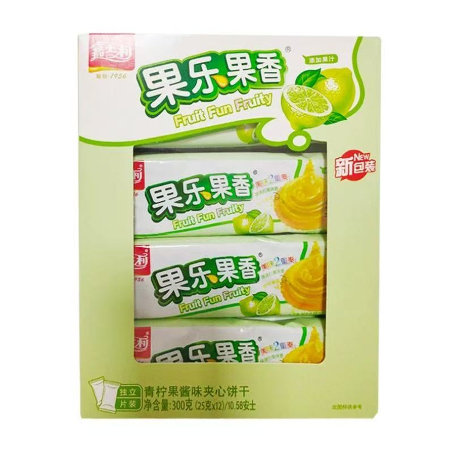 嘉士利果乐果香青柠味果酱夹心饼干，绿色包装盒，展示有青柠图案和独立包装饼干。