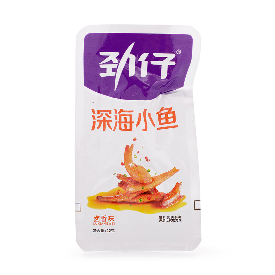 劲仔卤香味深海小鱼12克独立小包装正面图。