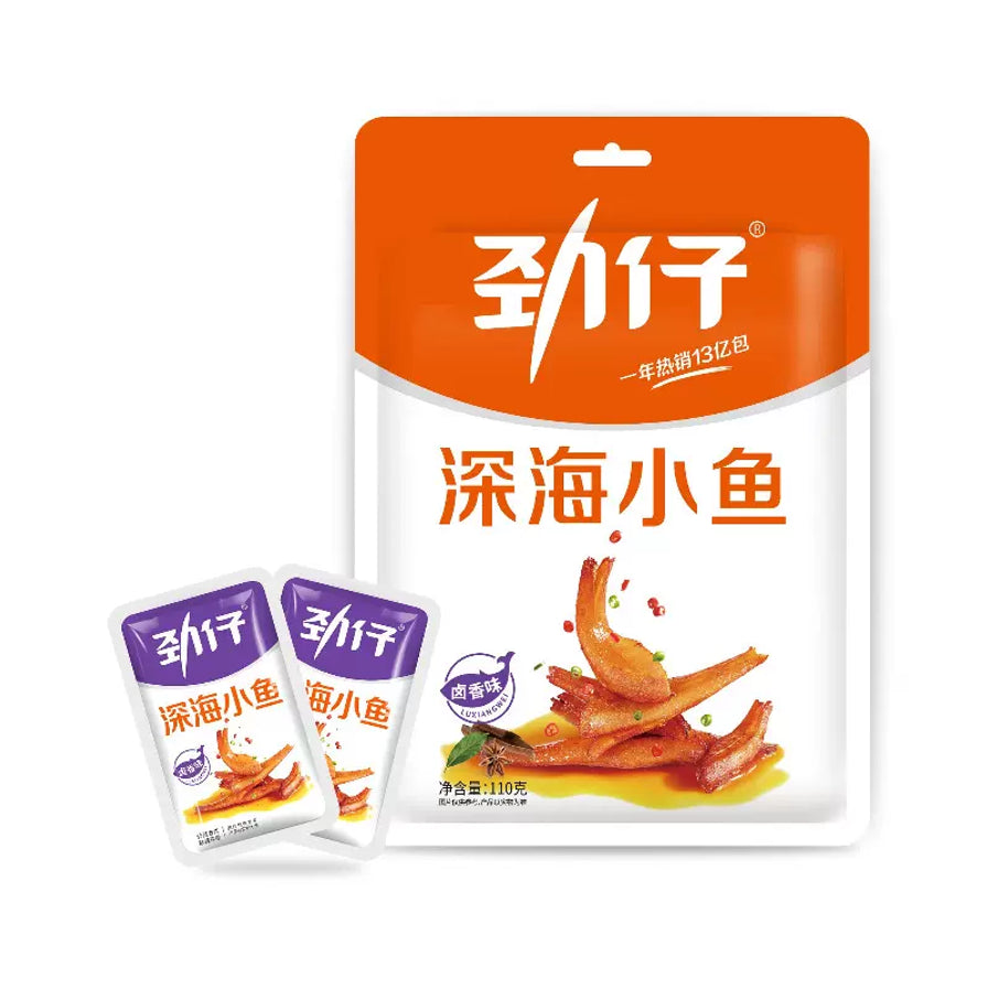 劲仔卤香味深海小鱼110克大包装及两小袋独立包装展示，紫色标识区分口味。