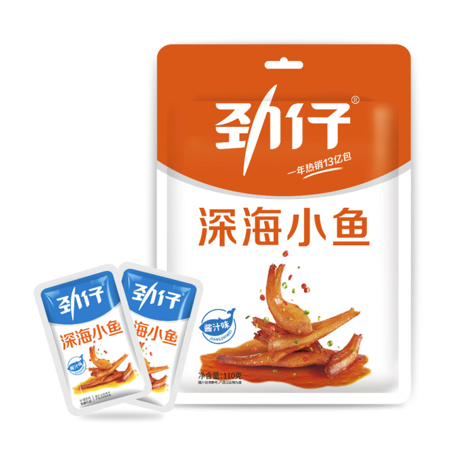 劲仔酱汁味深海小鱼110克大包装及两小袋独立包装展示，蓝色标识区分口味。