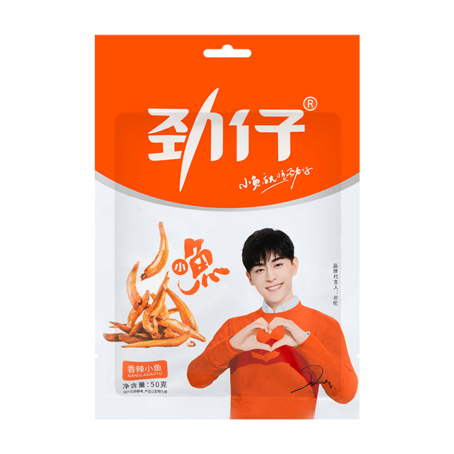 劲仔香辣味深海小鱼50克袋装，包装上有品牌代言人邓伦形象。