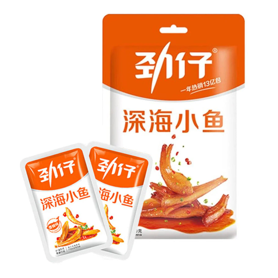 劲仔香辣味深海小鱼大包装及两小袋独立包装展示。