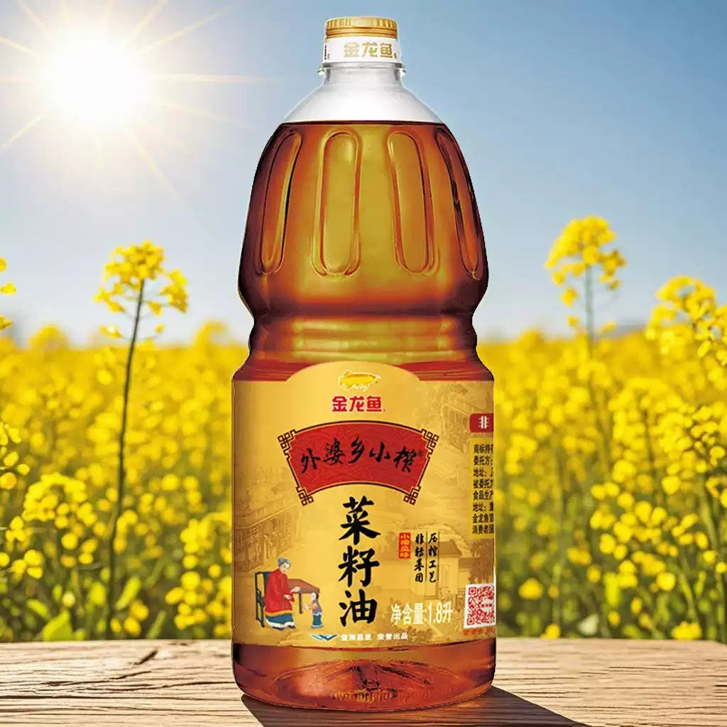 金龙鱼菜籽油产品细节图，清晰展示瓶身标签文字与油体色泽