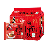 今麦郎拉面范重庆小面招牌豌杂味五连包包装及单包展示，红色包装印有重庆小面字样和诱人的面条插图。