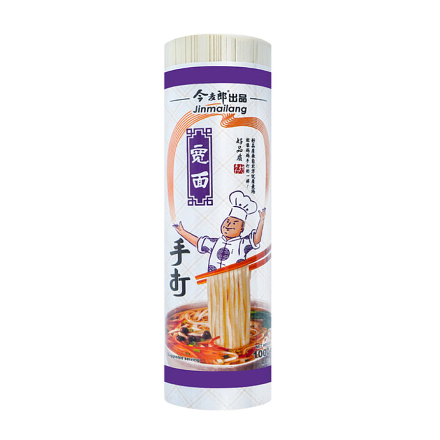 今麦郎手打面系列宽面1kg包装图，紫色装饰条包装，印有宽面字样和手打工艺标识。