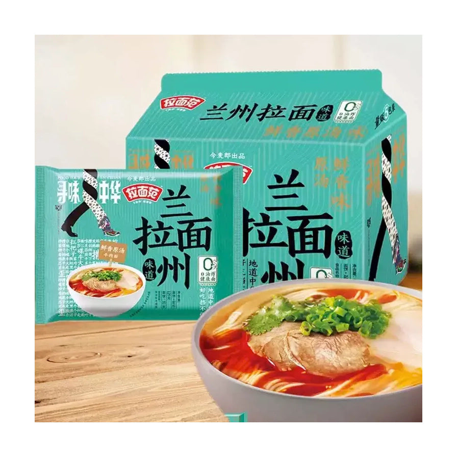 今麦郎兰州拉面商品展示，前景为一碗热腾腾的拉面配有牛肉和葱花，背景为商品包装袋。