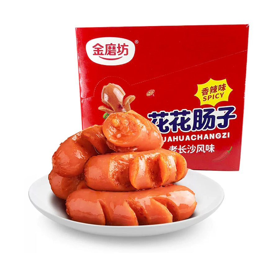 白色盘中盛放的切花香辣味小香肠，背景为红色包装盒