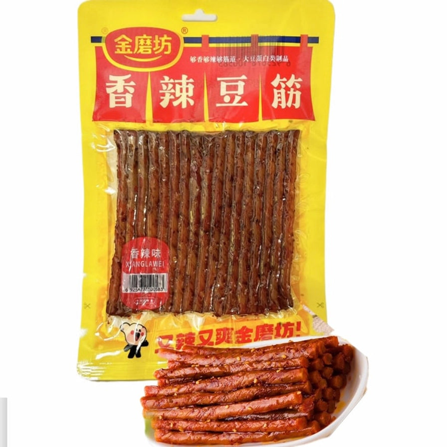 金磨坊香辣豆筋包装及实物展示，下方白盘中盛放着裹满红油和芝麻的劲道豆筋。