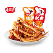 金磨坊鱿鱼零食，盘中盛放着裹满酱汁的Q弹鱿鱼须和红辣椒，背景为香辣味和烧烤味的独立小包装。