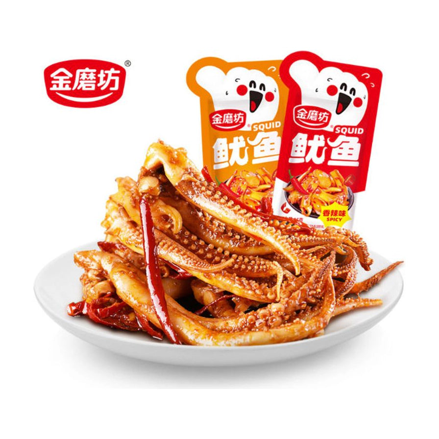 金磨坊鱿鱼零食，盘中盛放着裹满酱汁的Q弹鱿鱼须和红辣椒，背景为香辣味和烧烤味的独立小包装。