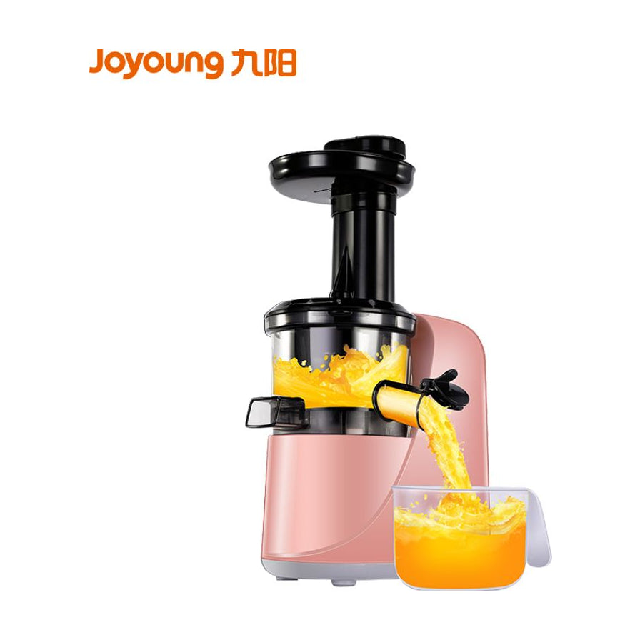 九阳 Joyoung L18 - YJ08 粉色多功能原汁机，展示正在榨取橙汁并流入杯中的过程，白色背景。