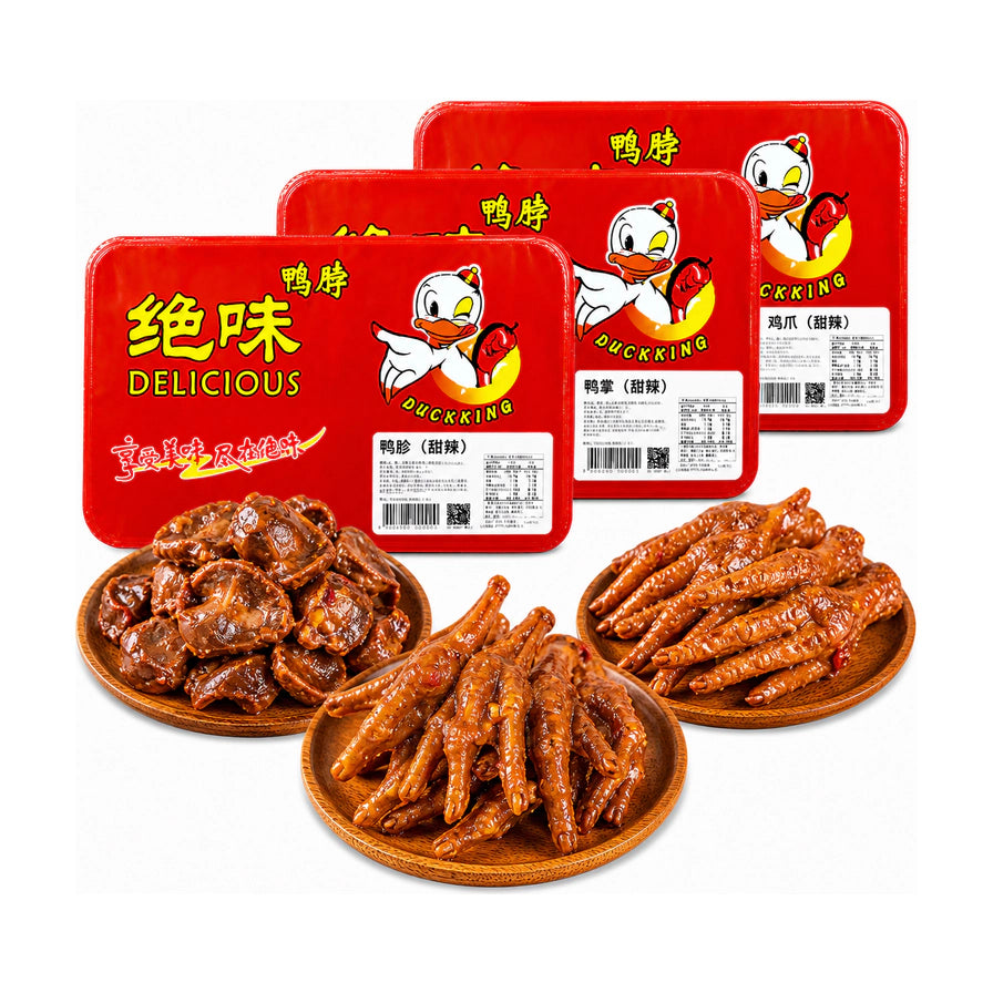 绝味鸭脖系列卤味合集，包含三盘盛放在木质托盘上的鸭胗、鸡爪和鸭掌，背景为红色包装盒。