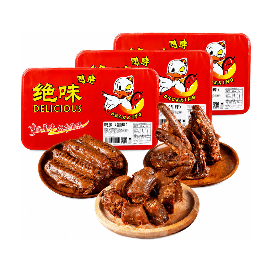 绝味系列卤味合集，包含三盘盛放在木质托盘上的鸭脖、鸭翅和鸭锁骨，背景为红色包装盒。
