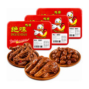 绝味鸭脖系列卤味合集，包含麻辣鸭头、麻辣鸭心和甜辣鸭骨架，背景为红色包装盒，前景为盛放在木盘中的熟食。