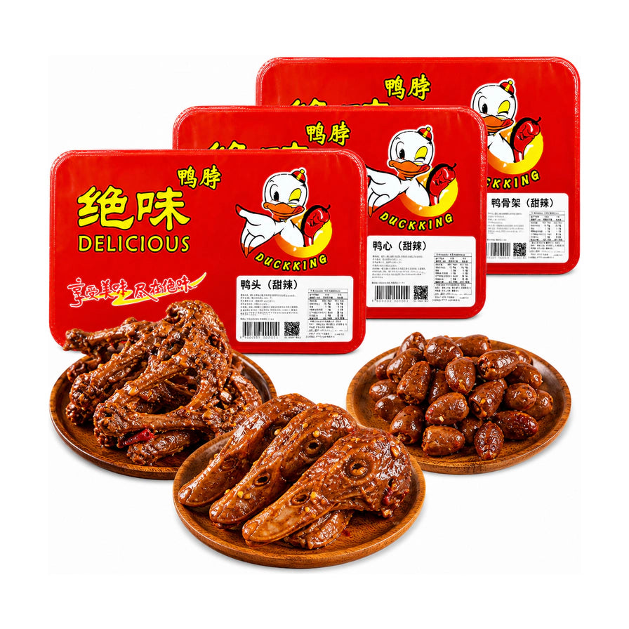 绝味鸭脖系列卤味合集，包含麻辣鸭头、麻辣鸭心和甜辣鸭骨架，背景为红色包装盒，前景为盛放在木盘中的熟食。