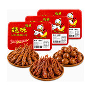 绝味卤味系列合集，包含三盘盛放在木质托盘上的麻辣鸭舌、甜辣鸭舌和鹌鹑蛋，背景为红色包装袋。