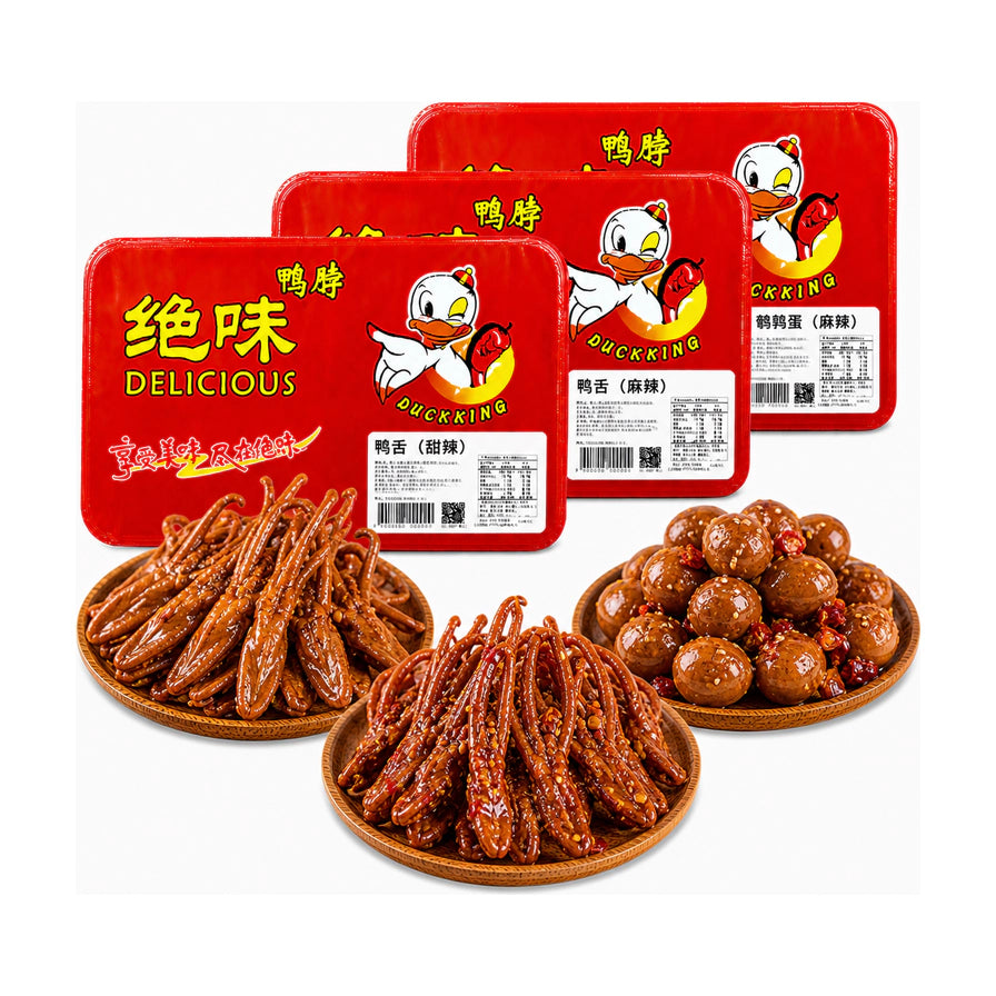 绝味卤味系列合集，包含三盘盛放在木质托盘上的麻辣鸭舌、甜辣鸭舌和鹌鹑蛋，背景为红色包装袋。