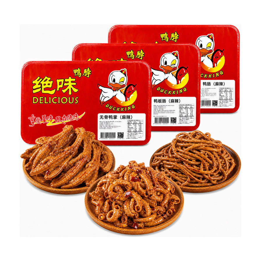 绝味麻辣卤味组合，包含无骨鸭掌、鸭板肠和鸭肠，背景为红色包装盒，前景为盛放在木盘中的即食卤味。