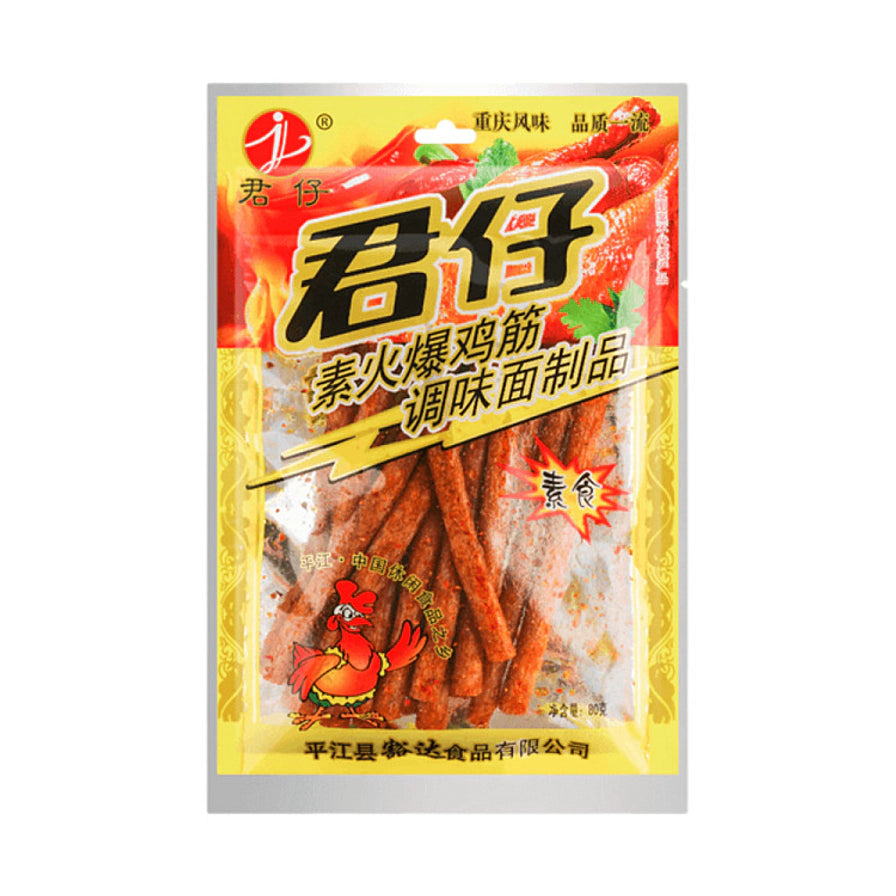 君仔香辣老丝机辣条零食包装，透明袋装可见内部细丝状辣条，紫色包装设计。