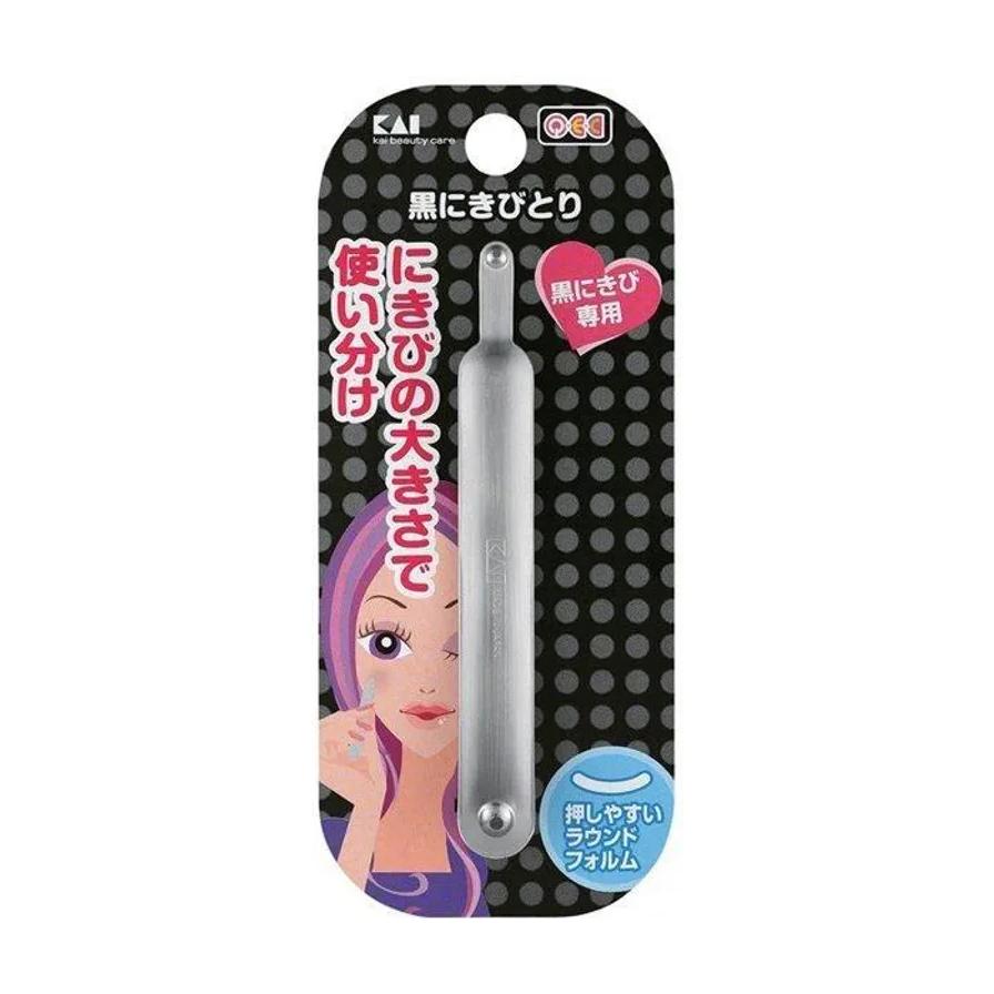 KAI 贝印双头黑头粉刺挤压器原包装正面图，黑色波点卡纸背景展示不锈钢工具。