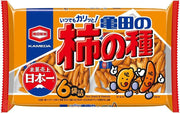 龟田制果柿之种米果与花生混合特写，展示独立小包装内的酥脆口感和酱油色泽。