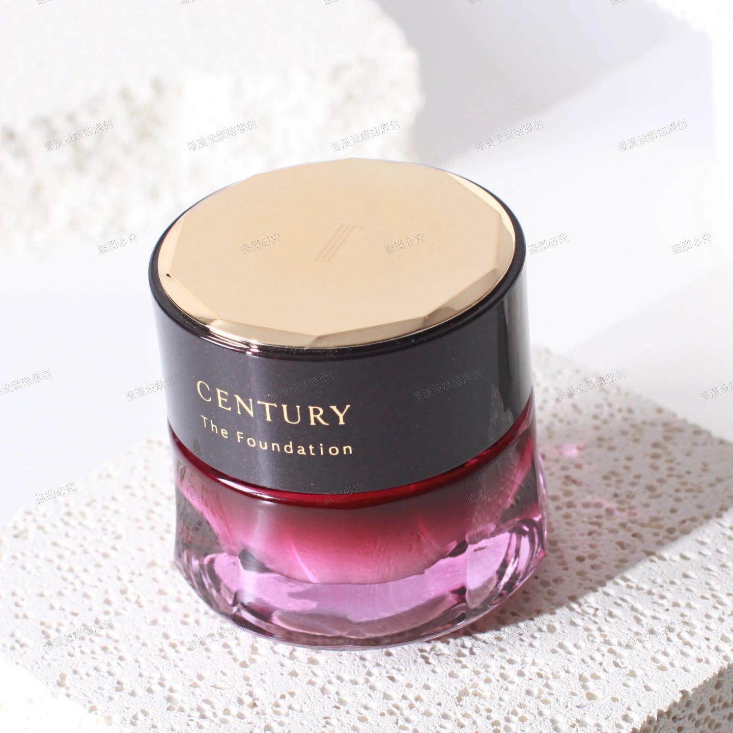 嘉娜宝 Century 粉霜俯拍角度图，置于白色纹理背景上展示光影质感