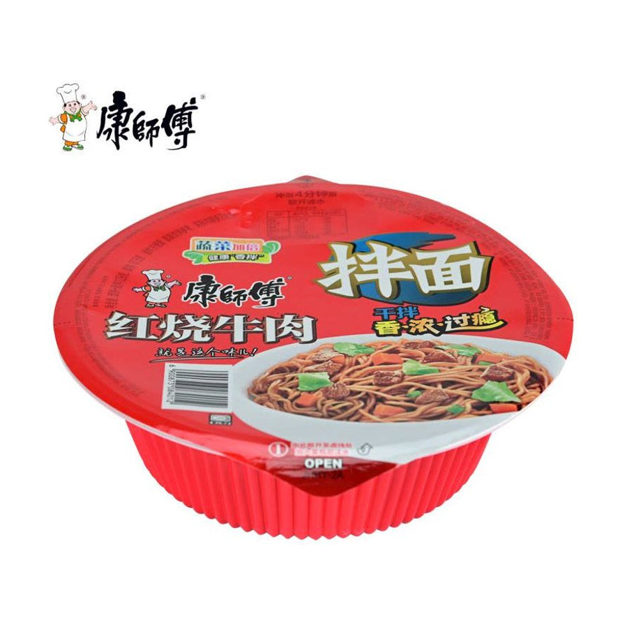 康师傅红烧牛肉干拌面，红色碗装，展示了经典的红烧牛肉拌面成品图。