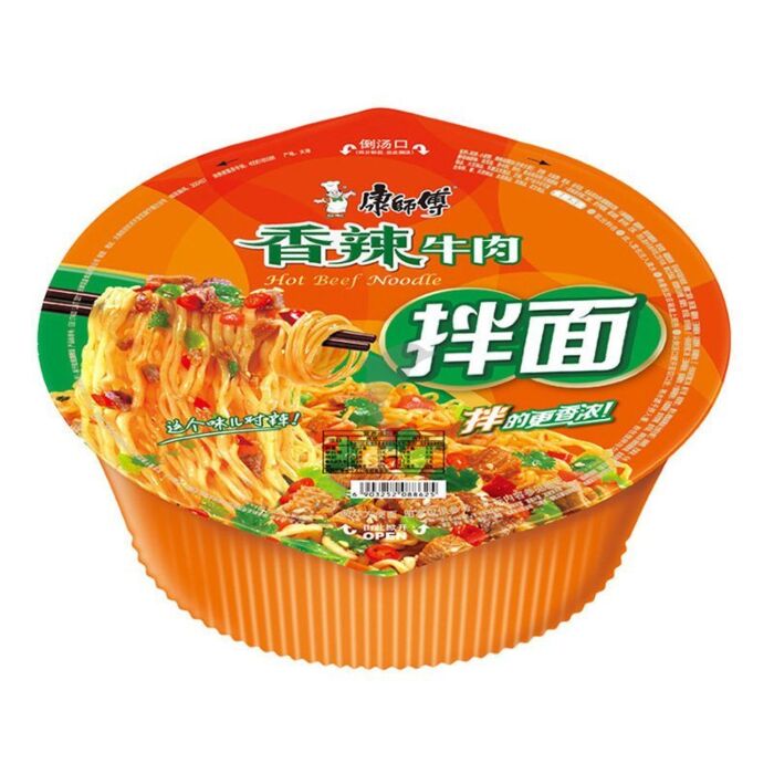 康师傅香辣牛肉拌面碗装，橙色包装，展示了拌匀后的面条和酱包细节。