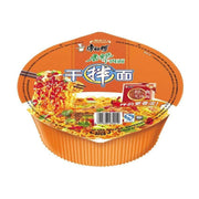 康师傅香辣牛肉干拌面碗装，橙色包装，展示了拌匀后的面条和酱包细节。