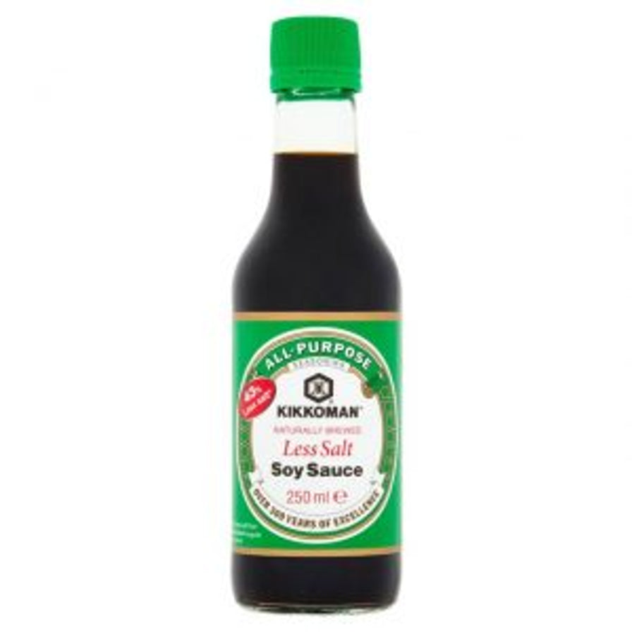 日本万字Kikkoman少盐酱油250ml瓶装，绿色瓶盖，绿色标签，标有Less Salt字样。