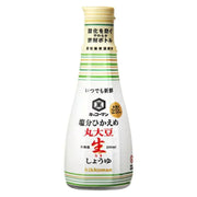 龟甲万减盐丸大豆生酱油 200ml 小瓶装正面图，密封挤压瓶身设计