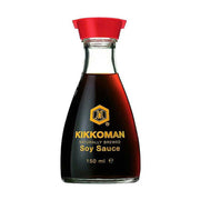 日本万字酱油150ml经典玻璃瓶装，红色瓶盖，瓶身印有KIKKOMAN品牌标志及Soy Sauce字样，白色背景。