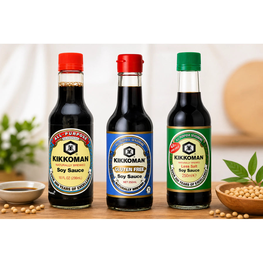 日本万字Kikkoman酱油系列合集，包含原味、无麸质和少盐三款250ml瓶装产品，背景配有大豆装饰。