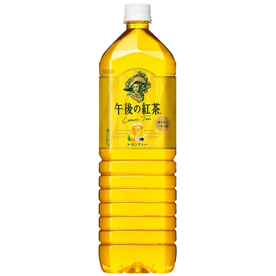 日本 Kirin 麒麟午后红茶 1.5L 大容量瓶装柠檬茶，黄色标签，茶汤呈现通透的明亮金黄色。