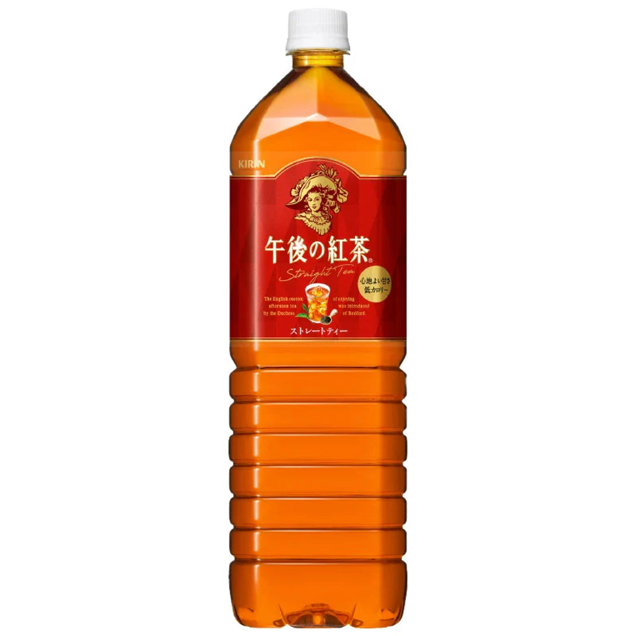 日本 Kirin 麒麟午后红茶 1.5L 大容量瓶装原味红茶，红色标签，茶汤呈现深邃的琥珀色。
