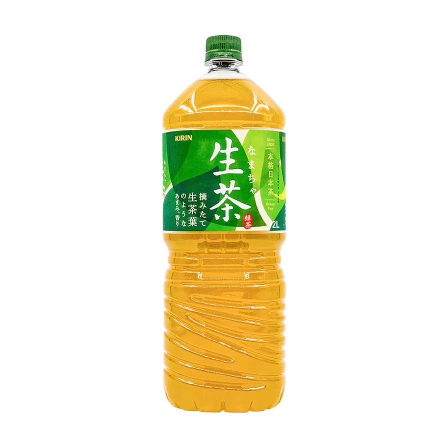 Kirin 麒麟生茶 2L 瓶装，透明瓶身展示金黄色茶汤，绿色标签印有日文生茶字样。