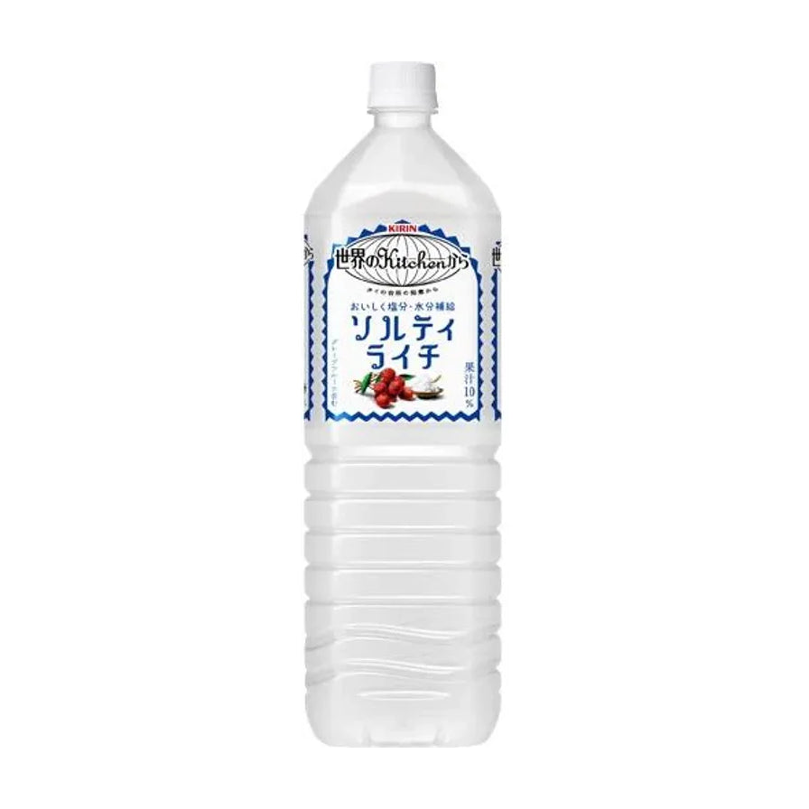 日本麒麟荔枝海盐饮料1.5L大容量瓶装，白色瓶盖，瓶身标签印有荔枝图案和日文产品名。