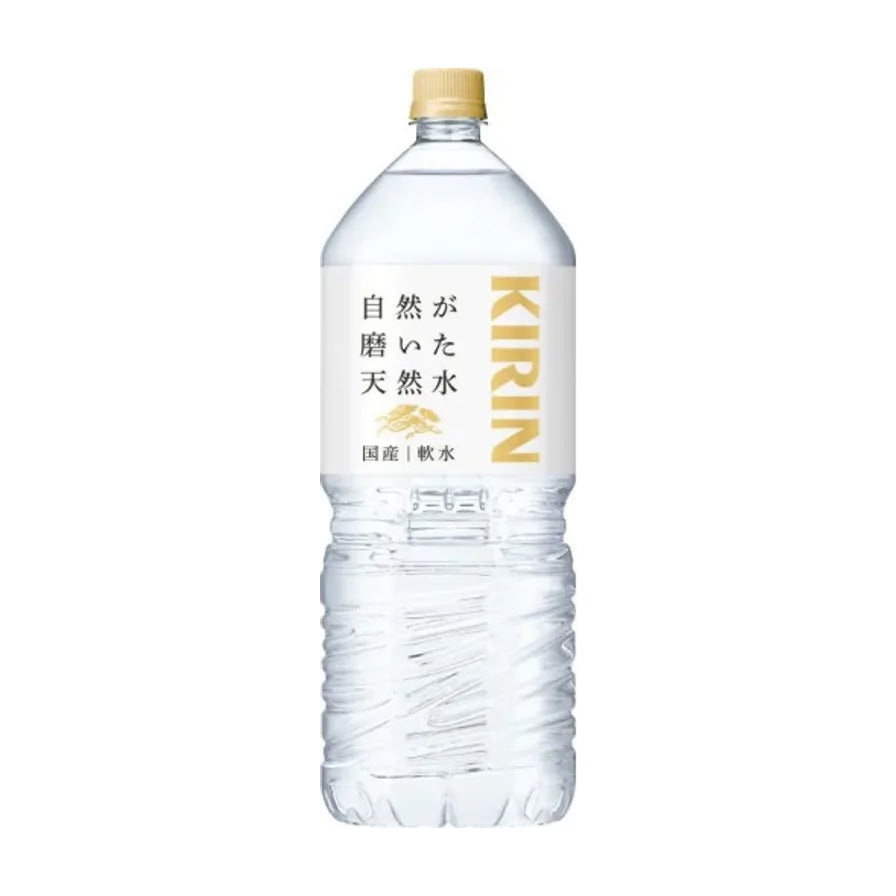 Kirin麒麟柔和天然水2L单瓶装，透明瓶身配以白色标签，印有金色KIRIN品牌标识及自然磨砺天然水字样。