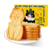 良品铺子猫酪黄油芝士脆原味产品图，展示猫咪形状饼干、圆形薄脆饼干及黄色包装盒。