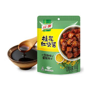 家乐桂花红烧酱包装袋，旁边是一碗红亮的红烧肉和一勺深色酱汁，包装上印有干桂花图案。