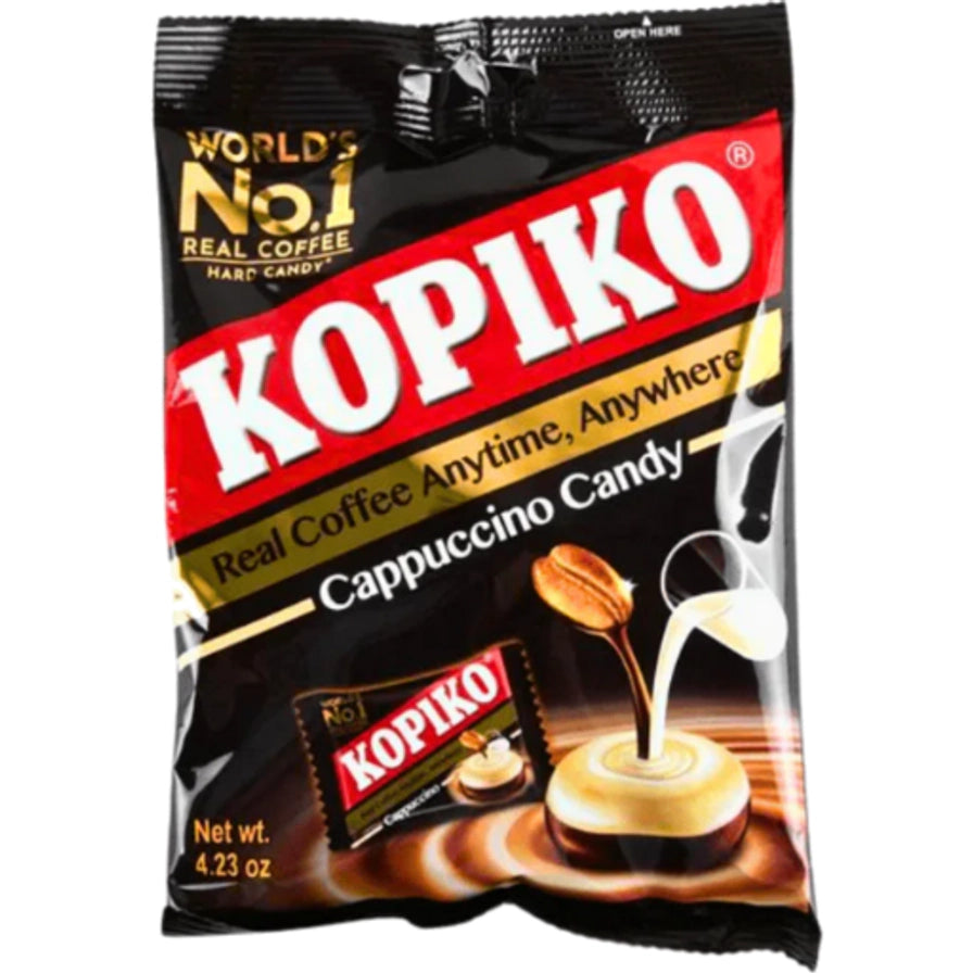 KOPIKO 卡布奇诺味咖啡糖包装，展示了咖啡与牛奶融合的视觉效果，包装袋上印有品牌名和卡布奇诺糖果图案。