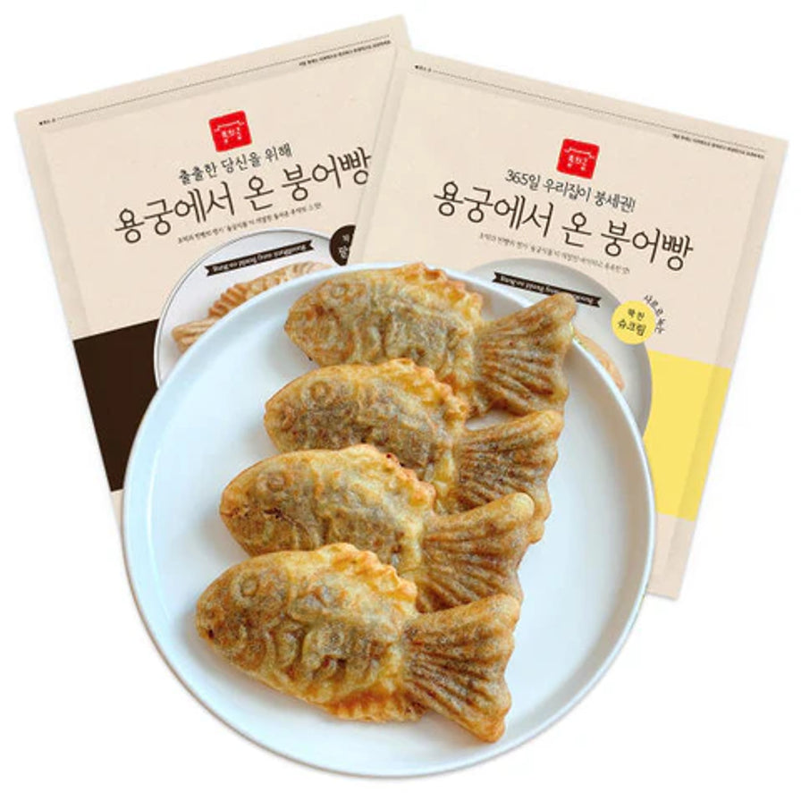 白色圆盘中盛放着四只金黄酥脆的鲷鱼烧，背景为两袋韩国奶黄泡芙鲷鱼烧产品包装。