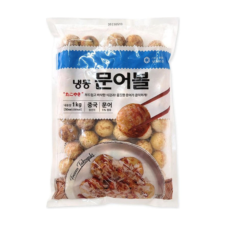 韩国冷冻章鱼丸1kg袋装正面图，透明包装可见内部圆形的章鱼烧，包装上有韩文标识及章鱼烧成品展示图。