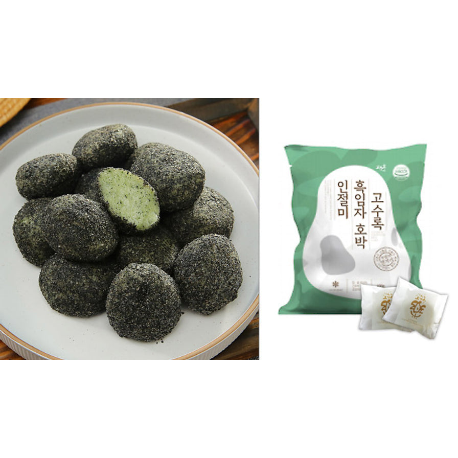 左侧为盘装的黑芝麻艾草麻糬特写，右侧展示商品外包装袋及两小袋独立包装。