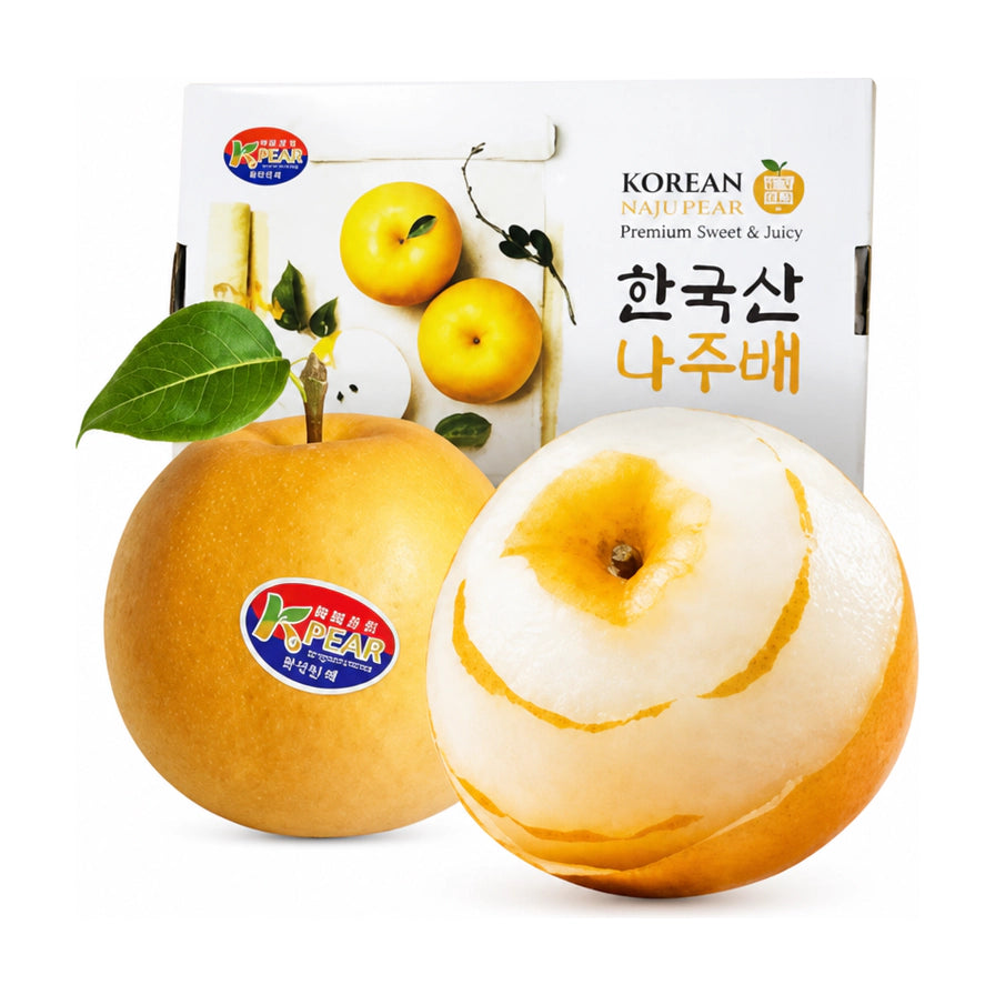 白色背景前摆放着两颗韩国Naju秋月梨，一颗完整带叶，另一颗已削皮露出洁白细腻的果肉，背景为印有韩文和K - PEAR标识的原装纸盒。